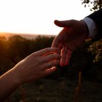 Hände mit Ringen im Sonnenuntergang Vielen Dank für deine tolle und professionelle Begleitung unserer Trauung, mit der du diesen für uns so besonderen Tag perfekt eingefangen hast! Wir haben durch deine Bilder nicht nur einen ganz neuen Blick auf das Geschehen um uns herum werfen können, sondern werden ganz generell ein Leben lang auf die Aufnahmen zurückkommen, um in ihnen zu schwelgen. Danke außerdem für deinen akrobatischen Einsatz am Brunnen und deine Unerschrockenheit angesichts des Regens - dein großer Einsatz ist dem finalen Produkt definitiv positiv anzumerken. Wir wünschen dir weiterhin viel Erfolg und alles Gute!